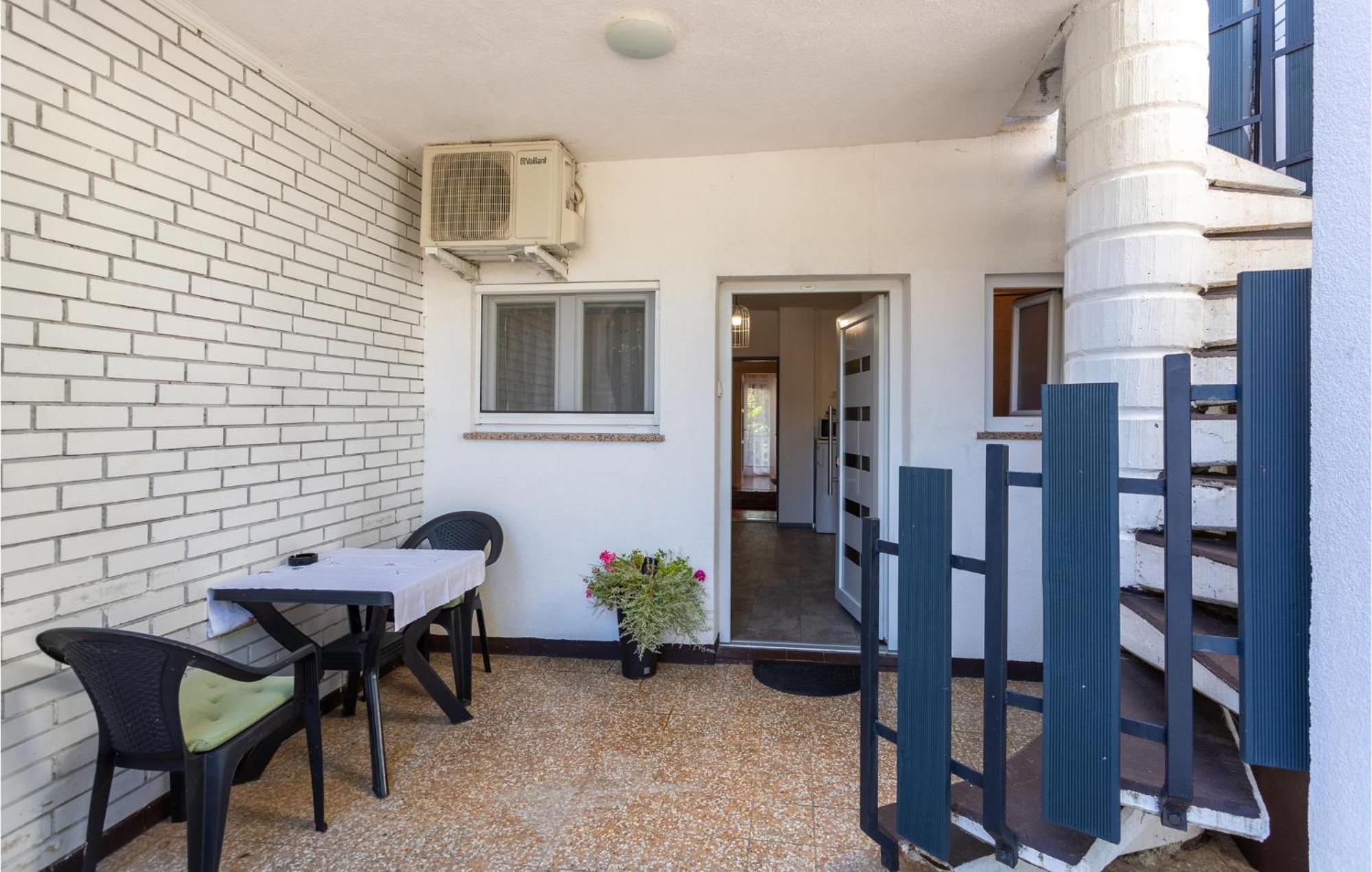 Stunning Apartment In Malinska With Kitchen Εξωτερικό φωτογραφία